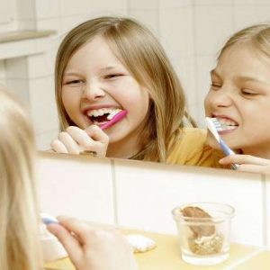 أطباء: تنظيف الأسنان بعد تناول الطعام مباشرة عادة خطرة!