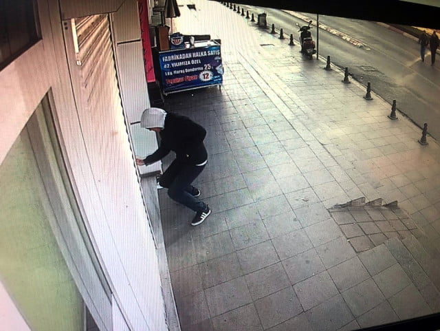 شاهد ماذا فعل شاب تركي بصاحب محل مسح اسم حبيبته من على زجاج المحل 2 شاهد ماذا فعل شاب تركي بصاحب محل مسح اسم حبيبته من على زجاج المحل 1