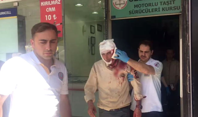 شاهد ماذا فعل شاب تركي بصاحب محل مسح اسم حبيبته من على زجاج المحل 4 شاهد ماذا فعل شاب تركي بصاحب محل مسح اسم حبيبته من على زجاج المحل 3