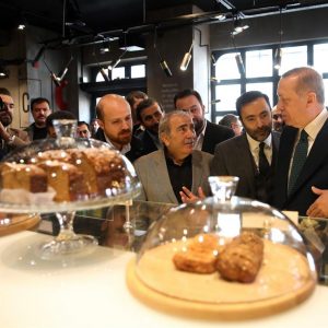 بالصور| اردوغان يزور مقهي في إسطنبول