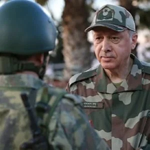 لهذا السبب ارتدى أردوغان “الزي العسكري”