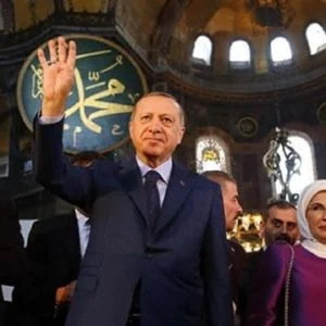قراءة الرئيس أردوغان للقرآن في متحف “آيا صوفيا” تثير غضب الصحافة اليونانية