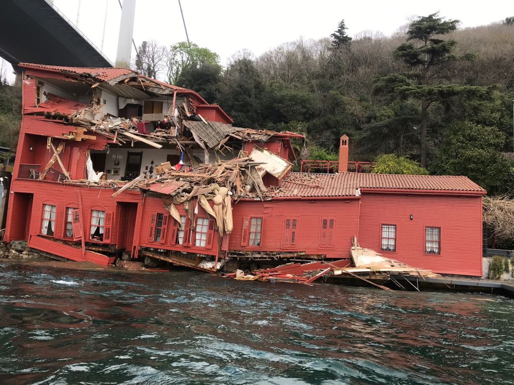 قرار مفاجئ حول السفينة التي دمرت القصر التاريخي باسطنبول 3