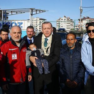الطفل السوري “كريم” يلقى الأمان في حضن أردوغان
