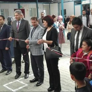 تلاميذ سوريون يساعدون أقرانهم الاتراك المحتاجين