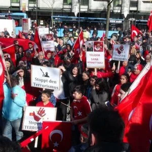 الجالية التركية في ألمانيا تنظم مظاهرة تنديداً بالإرهاب والاعتداء على المساجد