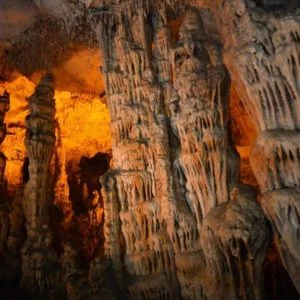 رحلة إلى العصر الجليدي عبر مغارة “غيليندره” التركية