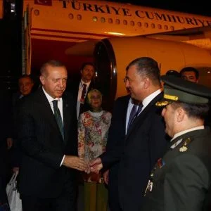 أردوغان يصل أوزبكستان في زيارة رسمية