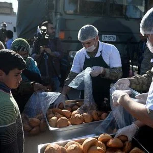 الجيش التركي يوزع الخبز مجانًا علي سكان عفرين
