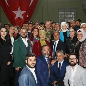 “كذبة نيسان” كادت تهبط بطائرة المشاهير الأتراك في عفرين