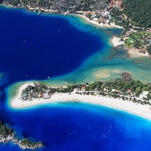 في تركيا.. بحر “ميت” وسماء تضج بالحياة