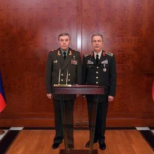 رئيس الأركان التركي يلتقي نظيره الروسي في أنقرة