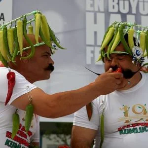 بالصور| مسابقة تركية لتناول الفلفل الحار.. تحدي بطعم النار