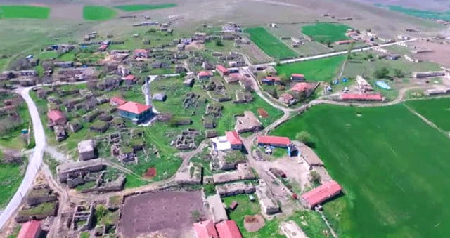 قرية تركية لا يعيش فيها سوى ثلاثة اشخاص.. مختارها يطالب باحضار السوريين ليعيشوا فيها 2 قرية تركية لا يعيش فيها سوى ثلاثة اشخاص.. مختارها يطالب باحضار السوريين ليعيشوا فيها 1