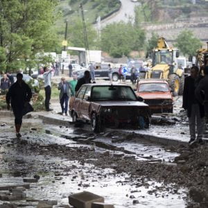 سيول عارمة تجرف عشرات السيارات بالعاصمة التركية أنقرة (فيديو+صور)