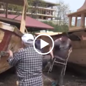 شاهد| تركي عمره 81عاما يعمل في صناعة القوارب الخشبية منذ 53 سنة