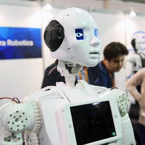 السعودية تصنع أول روبوت متحدث بالعربية (فيديو)