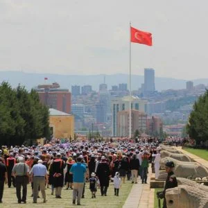 عاصفة وخطر كبيران يقتربان!.. والمنطقة تتحول لكرة لهب