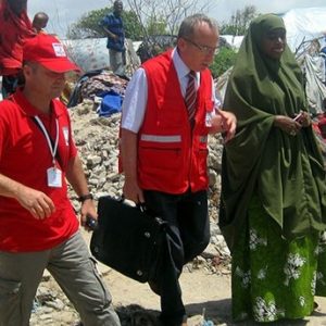 تركيا توزع مساعدات على منكوبي الفيضانات بالصومال