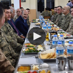 شاهد| وزير الداخلية التركي يتناول السحور مع قوات الدرك (فيديو،صور)