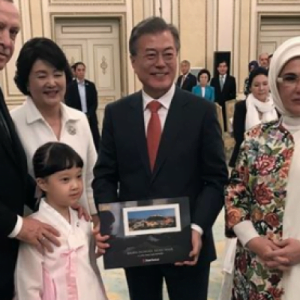 من هي الطفلة التي ظهرت بجانب الرئيس التركي وزوجته خلال زيارته لكوريا الجنوبية وأخذ معها صورة!؟