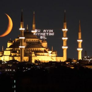 زينة المساجد التركية في شهر رمضان المبارك.. تراث عثماني متوارث (صور)