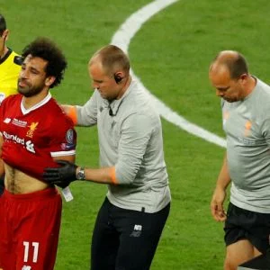 شاهد ماذا فعل محمد صلاح عندما سأله صحفي عن راموس؟