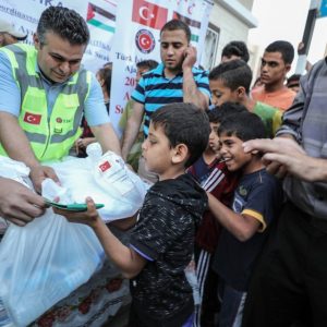 “تيكا” التركية توزّع طرودًا غذائية في مخيّمات “اللاجئين” بغزة