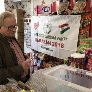 الاغاثة التركية توزع مساعدات رمضانية لـ 300 عائلة في المجر