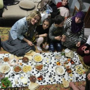 فنانة تركية تفطر في بيت عائلة سورية
