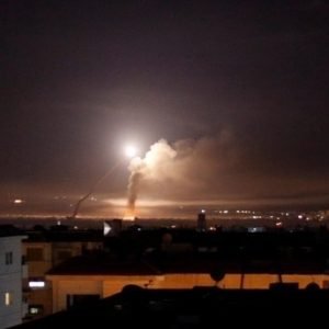 استهداف صاروخي لمطار عسكري تابع لنظام الاسد وسط سوريا
