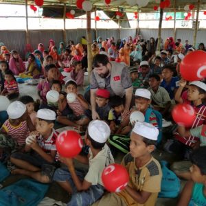 جمعية تركية توزع مساعدات غذائية للروهنغيا في بنغلاديش