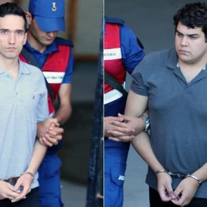 محكمة تركية تقضي باستمرار حبس عسكريين يونانيين