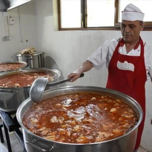 بلدية تركية تواظب على إطعام الفقراء في رمضان منذ ربع قرن