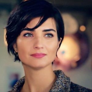 الممثلة التركية “لميس” تتلقي العالج