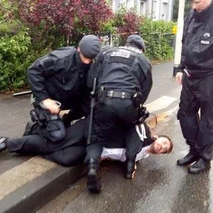 الشرطة الألمانية تعنف تركيًا اعترض على تظاهرة لأنصار “بي كا كا” الإرهابية