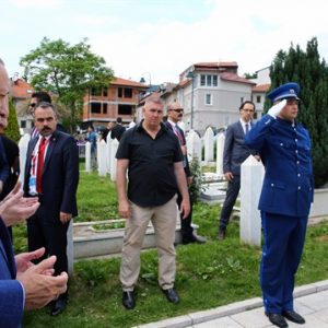 الرئيس أردوغان يزور قبر علي عزت بيغوفيتش في سراييفو