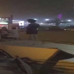 انهيار مبنى وتحطم سيارتين بسبب شدة الرياح في الرياض! (شاهد)