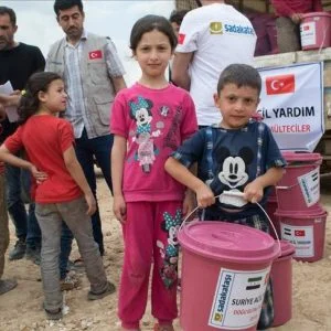 جمعية تركية توزع مساعدات لآلاف المهجّرين من غوطة دمشق