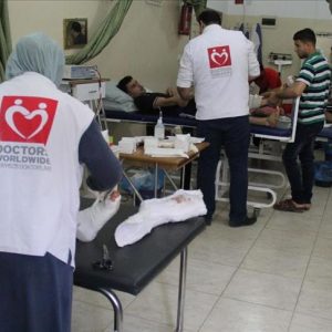 جمعية “أطباء حول الأرض” التركية تسعف جرحى مسيرات العودة بغزة
