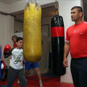 ملاكم تركي يبعد الأطفال عن مقاهي الانترنت بالأنشطة الرياضية