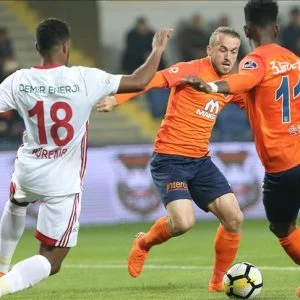 هدف عكسي يحبط باشاك شهير في ليلة طرد أردا توران