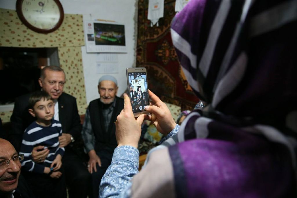 أردوغان يفطر مع "العم حسن" واسرته ويلتقط صور تذكارية 5