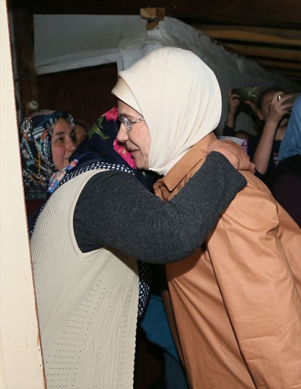 أردوغان يفطر مع "العم حسن" واسرته ويلتقط صور تذكارية 11