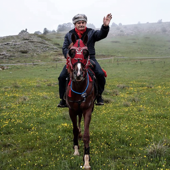 شاهد.. بن على يلدريم يوقد النار ويركب الحصان 1