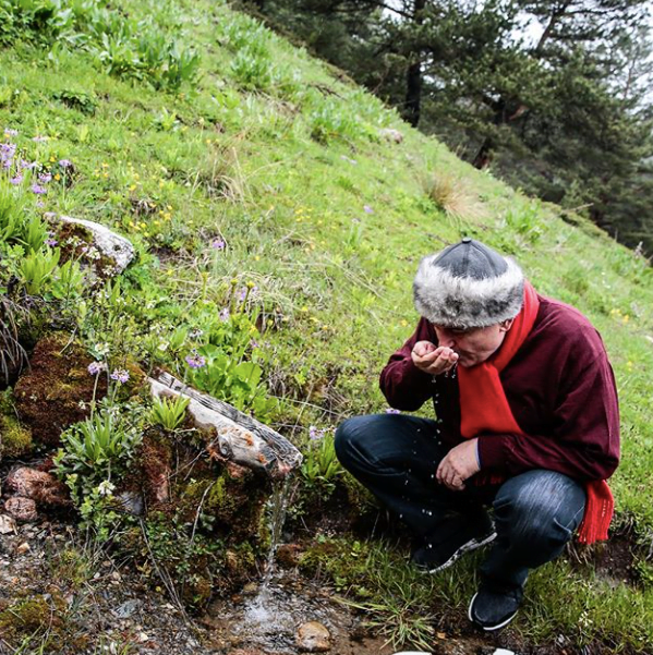 شاهد.. بن على يلدريم يوقد النار ويركب الحصان 5