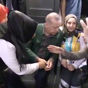 شاهد.. اردوغان يجلس مع المواطنين في مقهى بمدينة “ديار بكر”