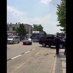 لحظة وصول موكب اردوغان الى تجمع للعدالة والتنمية في ولاية “صقاريا”