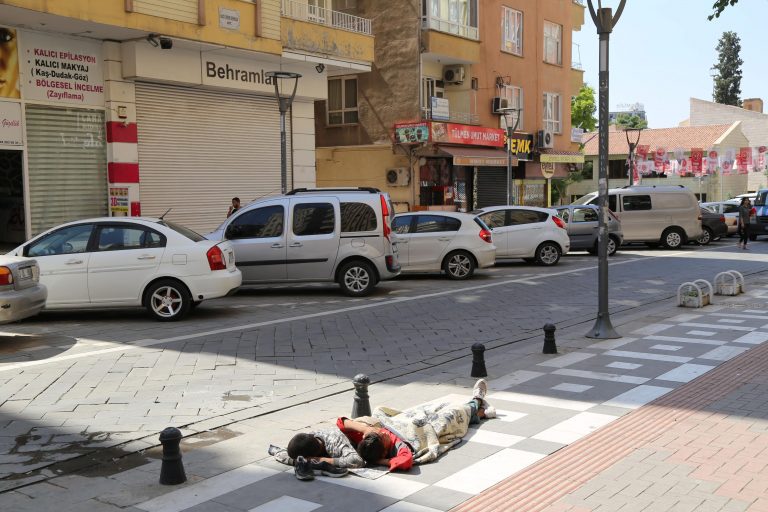 تركيا.. طفلين سوريين أنهكهما التعب فناما في الشارع 1