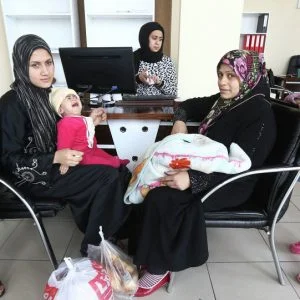 الكويت تلوّح بترحيل السوريين واليمنيين